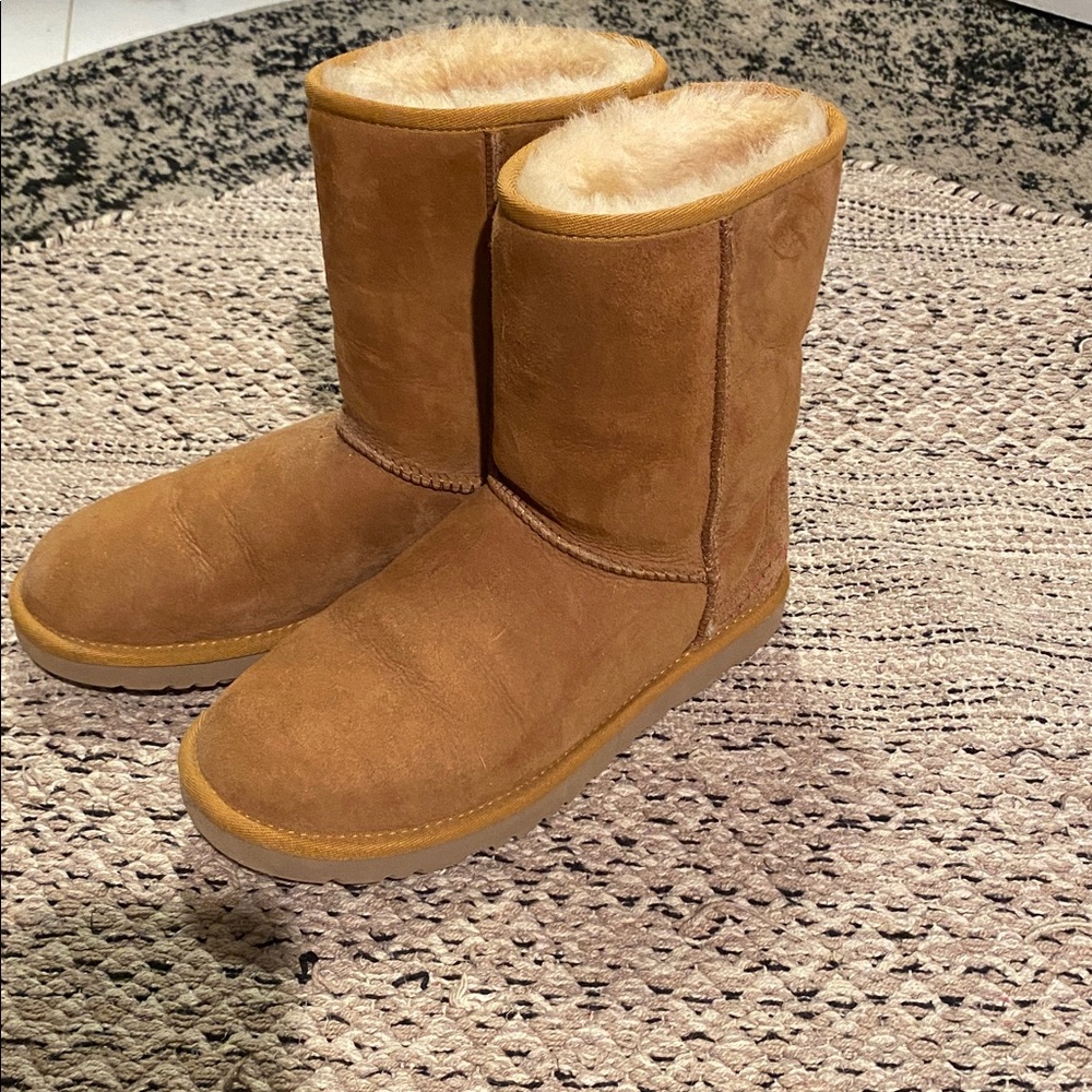 UGG Classic Short Shearling Lined Boots in Chestnut Brown